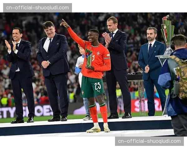 努诺·门德斯致命失误对巴黎圣日耳曼全队心态产生的影响及长期隐患 努诺·门德斯致命失误对巴黎圣日耳曼全队心态产生的影响及长期隐患