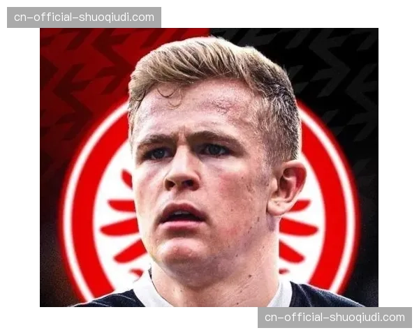 特写：法兰克福球迷在第12分钟集体鼓掌致敬已故俱乐部传奇