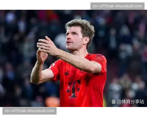 场边花絮：拜仁球迷在伦敦客场高歌，致敬即将退役的托马斯·穆勒